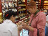 Katlhy shopping for pearls in China    wjlkll